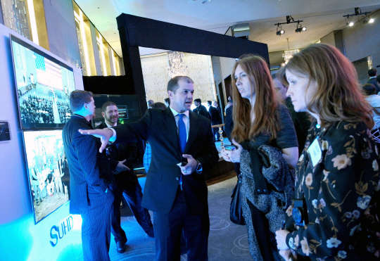 삼성전자 SUHD TV 미국 출시 행사에 참석한 언론 관계자들이 SUHD TV를 체험하고 있다. 사진= 삼성전자 제공